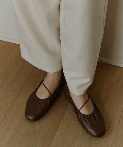 OLUN(オルン)の「gather flat shoes/ギャザーフラットシューズ(パンプス・レディース・ブラック/アイボリー/ブラウン・LL/LARGE/MEDIUM/SMALL)」の7枚目の写真
