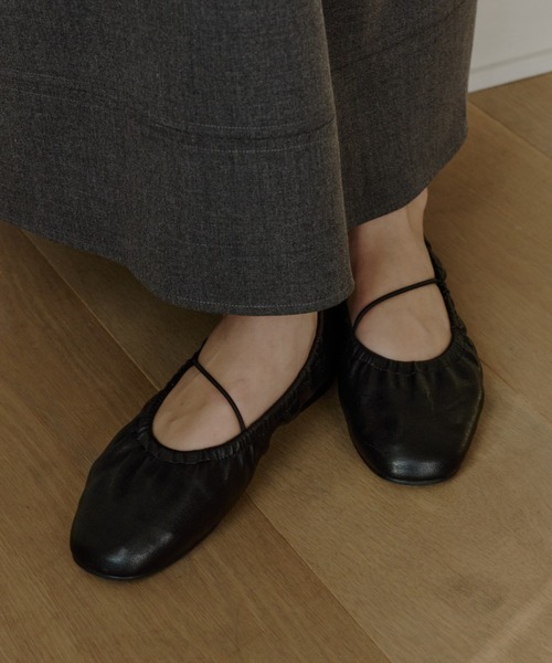 OLUN(オルン)の「gather flat shoes/ギャザーフラットシューズ(パンプス・レディース・ブラック/アイボリー/ブラウン・LL/LARGE/MEDIUM/SMALL)」の12枚目の写真