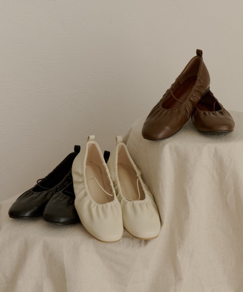OLUN(オルン)の「gather flat shoes/ギャザーフラットシューズ(パンプス・レディース・ブラック/アイボリー/ブラウン・LL/LARGE/MEDIUM/SMALL)」の4枚目の写真
