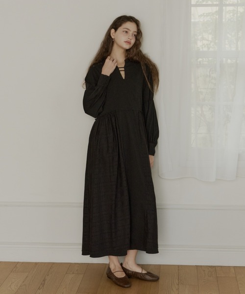 OLUN(オルン)の「gather flat shoes/ギャザーフラットシューズ(パンプス・レディース・ブラック/アイボリー/ブラウン・LL/LARGE/MEDIUM/SMALL)」の15枚目の写真