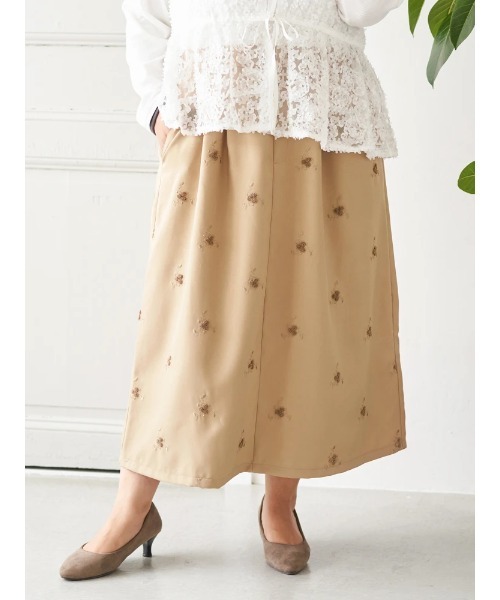 Re-J&SUPURE(リジェイアンドスプル)の「【大きいサイズ】【Sasaki Mikiコラボ】フラワー刺繍ナロースカート(スカート・レディース・ベージュ/ブラック・XXXX-LARGE/XXX-LARGE/XX-LARGE)」の1枚目の写真