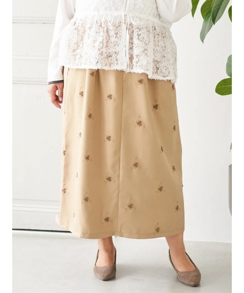 Re-J&SUPURE(リジェイアンドスプル)の「【大きいサイズ】【Sasaki Mikiコラボ】フラワー刺繍ナロースカート(スカート・レディース・ベージュ/ブラック・XXXX-LARGE/XXX-LARGE/XX-LARGE)」の3枚目の写真
