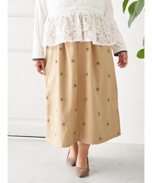Re-J&SUPURE(リジェイアンドスプル)の「【大きいサイズ】【Sasaki Mikiコラボ】フラワー刺繍ナロースカート(スカート・レディース・ベージュ/ブラック・XXXX-LARGE/XXX-LARGE/XX-LARGE)」の4枚目の写真