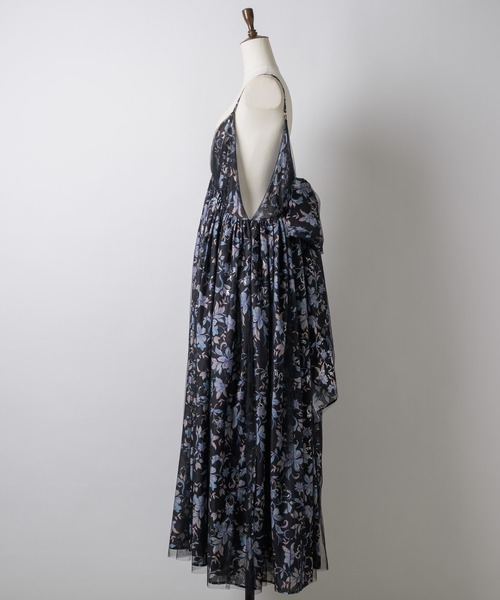 LA BELLE ETUDE（ラベルエチュード）の「オリジナルフラワー箔プリントBACKリボンキャミワンピース（ワンピース・レディース・ブラック・FREE）」の4枚目の写真