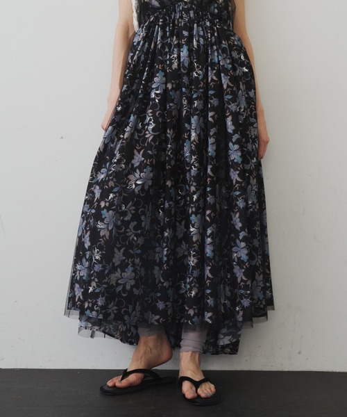 LA BELLE ETUDE（ラベルエチュード）の「オリジナルフラワー箔プリントBACKリボンキャミワンピース（ワンピース・レディース・ブラック・FREE）」の2枚目の写真