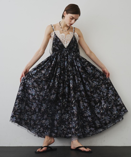 LA BELLE ETUDE（ラベルエチュード）の「オリジナルフラワー箔プリントBACKリボンキャミワンピース（ワンピース・レディース・ブラック・FREE）」の13枚目の写真