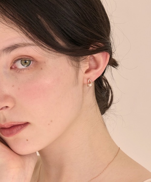 Phoebe(フィービィー)の「【金属アレルギー対応】ドロップパールセラミックポストピアス(ピアス(両耳用)・レディース・シャンパン・FREE)」の2枚目の写真