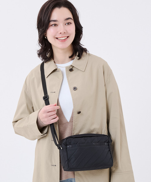 LeSportsac(レスポートサック)の「DANIELLA CROSSBODY ラインデボスブラック(ショルダーバッグ・レディース・ブラック・FREE)」の1枚目の写真