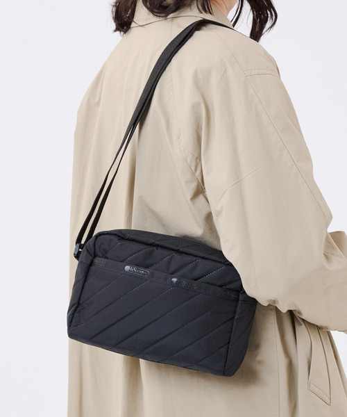 LeSportsac(レスポートサック)の「DANIELLA CROSSBODY ラインデボスブラック(ショルダーバッグ・レディース・ブラック・FREE)」の2枚目の写真