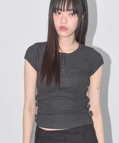 FANCY CLUB(ファンシークラブ)の「◇FANCYCLUB◇ブランド直輸入正規品/サイド バックル リブ Tシャツ SIDE BUCKLE RIBBED TEE(Tシャツ/カットソー・レディース・チャコール・FREE)」の1枚目の写真