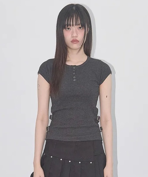 FANCY CLUB(ファンシークラブ)の「◇FANCYCLUB◇ブランド直輸入正規品/サイド バックル リブ Tシャツ SIDE BUCKLE RIBBED TEE(Tシャツ/カットソー・レディース・チャコール・FREE)」の4枚目の写真