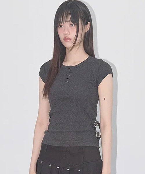 FANCY CLUB(ファンシークラブ)の「◇FANCYCLUB◇ブランド直輸入正規品/サイド バックル リブ Tシャツ SIDE BUCKLE RIBBED TEE(Tシャツ/カットソー・レディース・チャコール・FREE)」の5枚目の写真