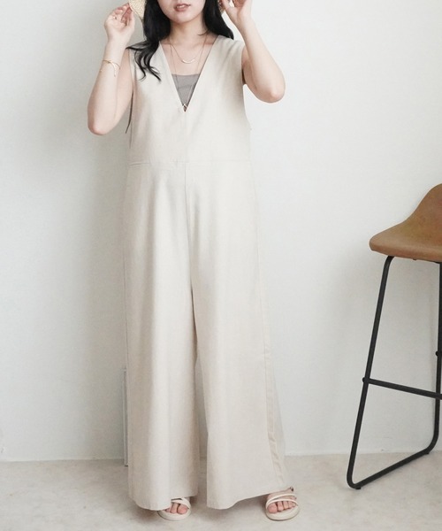 SELECT LEVERY（セレクトリベリー）の「Vネック綿麻サロペット ゆったり オールインワン（つなぎ/オールインワン・レディース・ブラック/ネイビー/オートミール/カーキ・SMALL/X-LARGE/LARGE/MEDIUM）」の2枚目の写真