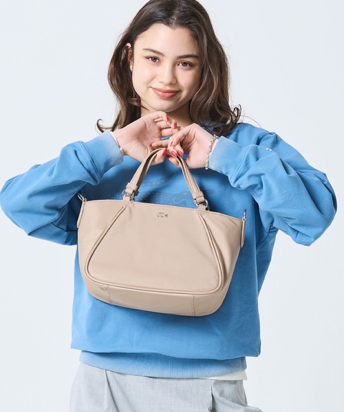 LACOSTE(ラコステ)の「デイ イン L トップハンドルバッグ(ハンドバッグ・レディース・ベージュ/ブラック・FREE)」の2枚目の写真