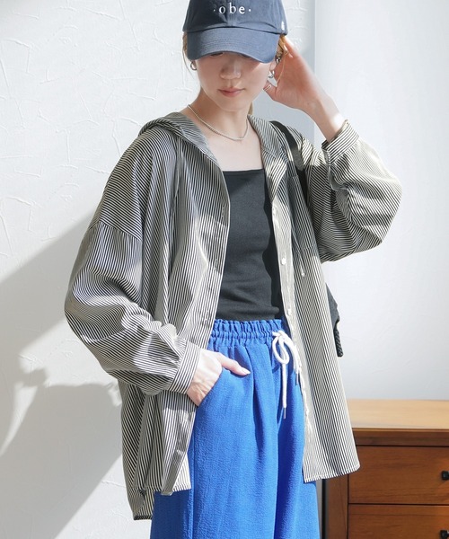 reca(レカ)の「ラッシュガードフード付きストライプシャツ(ラッシュガード・レディース・ブラック/ネイビー/ブルー・M-L)」の4枚目の写真