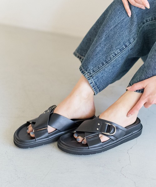 BAYFLOW（ベイフロー）の「クロスベルトフラットサンダル（サンダル・レディース・ブラック/アイボリー・LARGE/MEDIUM）」の5枚目の写真