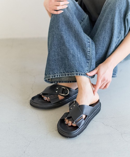 BAYFLOW（ベイフロー）の「クロスベルトフラットサンダル（サンダル・レディース・ブラック/アイボリー・LARGE/MEDIUM）」の6枚目の写真