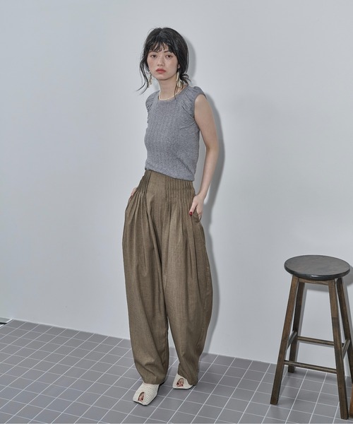 THE YOn(ザヨン)の「ギャザーショルダーリブニット(ニット/セーター・レディース・グレー/ブラック/セージグリーン/アイボリー・FREE)」の6枚目の写真