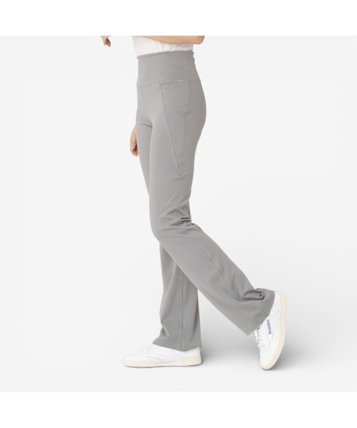 Reebok(リーボック)の「ラックス ハイライズ フレアパンツ / LUX HIGH RISE FLARE PANTS(その他パンツ・レディース・グレー/アイボリー/ブラック・SMALL/MEDIUM/LARGE/X-SMALL)」の4枚目の写真