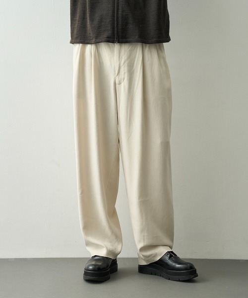 concause(コンコース)の「【concause/コンコース】別注tencel wide slacls(スラックス・メンズ・オフホワイト/ブラック・4/5)」の2枚目の写真