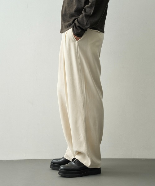 concause(コンコース)の「【concause/コンコース】別注tencel wide slacls(スラックス・メンズ・オフホワイト/ブラック・4/5)」の4枚目の写真
