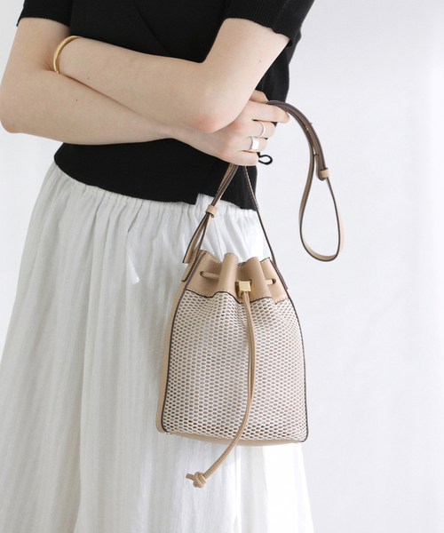 La TOTALITE（ラトータリテ）の「LORISTELLA / ロリステッラ メッシュ×レザーコンビショルダーバッグ（ショルダーバッグ・レディース・ベージュ/ブラック・FREE）」の2枚目の写真