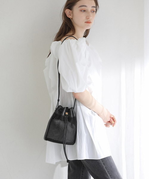 La TOTALITE（ラトータリテ）の「LORISTELLA / ロリステッラ メッシュ×レザーコンビショルダーバッグ（ショルダーバッグ・レディース・ベージュ/ブラック・FREE）」の4枚目の写真