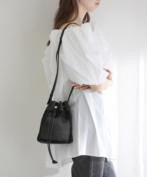 La TOTALITE（ラトータリテ）の「LORISTELLA / ロリステッラ メッシュ×レザーコンビショルダーバッグ（ショルダーバッグ・レディース・ベージュ/ブラック・FREE）」の5枚目の写真