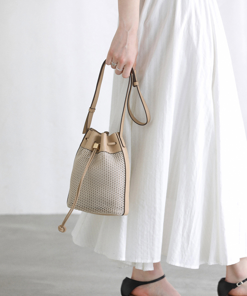 La TOTALITE（ラトータリテ）の「LORISTELLA / ロリステッラ メッシュ×レザーコンビショルダーバッグ（ショルダーバッグ・レディース・ベージュ/ブラック・FREE）」の8枚目の写真