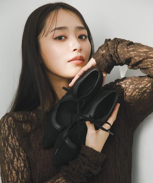RODE SKO(ロデスコ)の「『別注』AJUGA.×RODE SKO 『MADE IN JAPAN』チャンキーヒールリボンパンプス(パンプス・レディース・オフホワイト/ブラック・39/36/38/37)」の2枚目の写真
