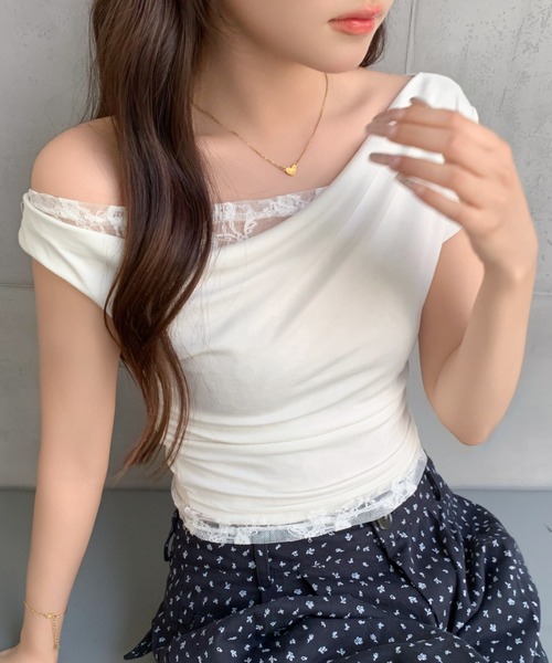 at12:03（アットイチニーゼロサン）の「胸元ドレープ ギャザー レースドッキング ワンショルダー 半袖 Tシャツ（Tシャツ/カットソー・レディース・ホワイト/ブラック・M）」の3枚目の写真