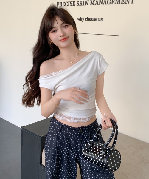 at12:03（アットイチニーゼロサン）の「胸元ドレープ ギャザー レースドッキング ワンショルダー 半袖 Tシャツ（Tシャツ/カットソー・レディース・ホワイト/ブラック・M）」の8枚目の写真