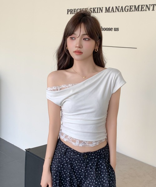 at12:03（アットイチニーゼロサン）の「胸元ドレープ ギャザー レースドッキング ワンショルダー 半袖 Tシャツ（Tシャツ/カットソー・レディース・ホワイト/ブラック・M）」の9枚目の写真