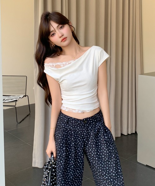 at12:03（アットイチニーゼロサン）の「胸元ドレープ ギャザー レースドッキング ワンショルダー 半袖 Tシャツ（Tシャツ/カットソー・レディース・ホワイト/ブラック・M）」の10枚目の写真