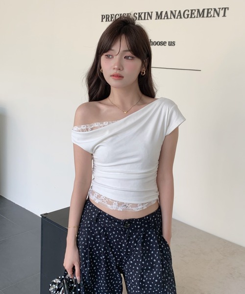 at12:03（アットイチニーゼロサン）の「胸元ドレープ ギャザー レースドッキング ワンショルダー 半袖 Tシャツ（Tシャツ/カットソー・レディース・ホワイト/ブラック・M）」の14枚目の写真