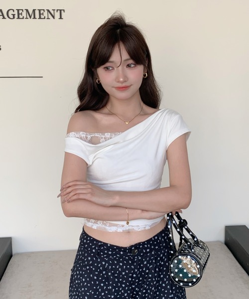 at12:03（アットイチニーゼロサン）の「胸元ドレープ ギャザー レースドッキング ワンショルダー 半袖 Tシャツ（Tシャツ/カットソー・レディース・ホワイト/ブラック・M）」の12枚目の写真