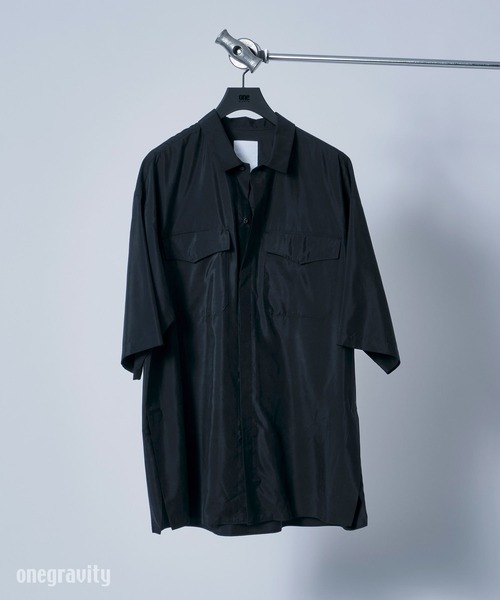 onegravity(ワングラビティ)の「onegravity / シルクナイロン ショートスリーブシャツ(シャツ/ブラウス・メンズ・ブラック/グレー・MEDIUM/LARGE)」の1枚目の写真