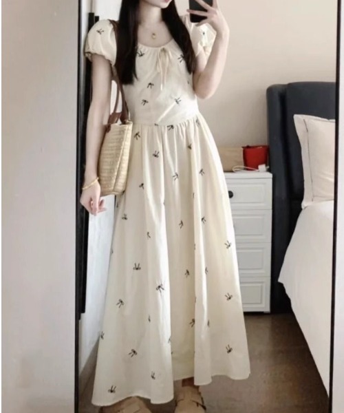LUCPY(ラクピー)の「フラワー刺繍パフスリーブワンピース(ワンピース・レディース・アイボリー・MEDIUM/SMALL/X-LARGE/LARGE)」の2枚目の写真