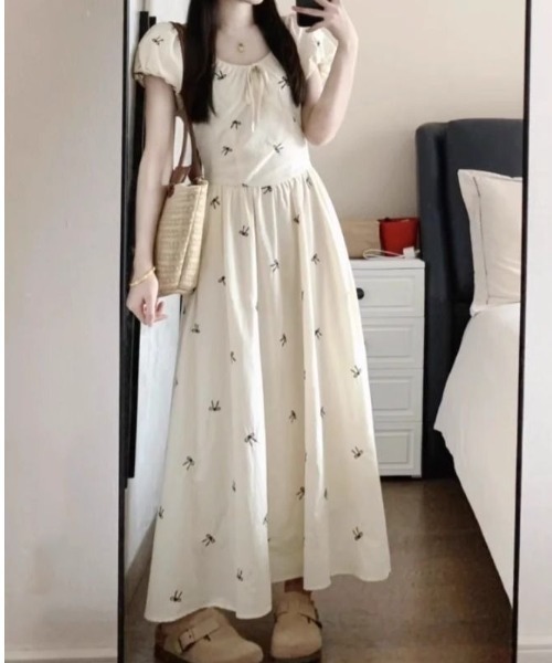 LUCPY(ラクピー)の「フラワー刺繍パフスリーブワンピース(ワンピース・レディース・アイボリー・MEDIUM/SMALL/X-LARGE/LARGE)」の5枚目の写真