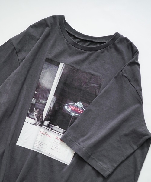 zootie（ズーティー）の「オークール フォトプリントオーバーTEE［ネオンキャット］（Tシャツ/カットソー・レディース・チャコール・フリー）」の4枚目の写真
