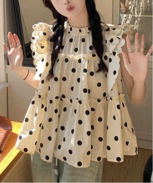 &soiree(アンドソワレ)の「ドットノースリーブフリルトップス(シャツ/ブラウス・レディース・オフホワイト・X-LARGE/LARGE/MEDIUM/SMALL)」の1枚目の写真