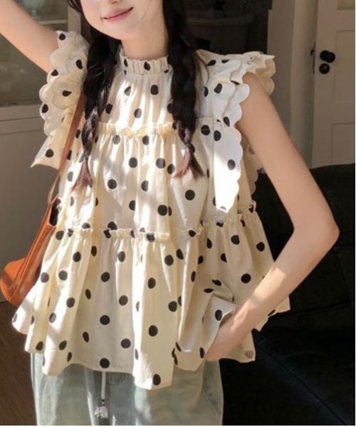 &soiree(アンドソワレ)の「ドットノースリーブフリルトップス(シャツ/ブラウス・レディース・オフホワイト・X-LARGE/LARGE/MEDIUM/SMALL)」の3枚目の写真