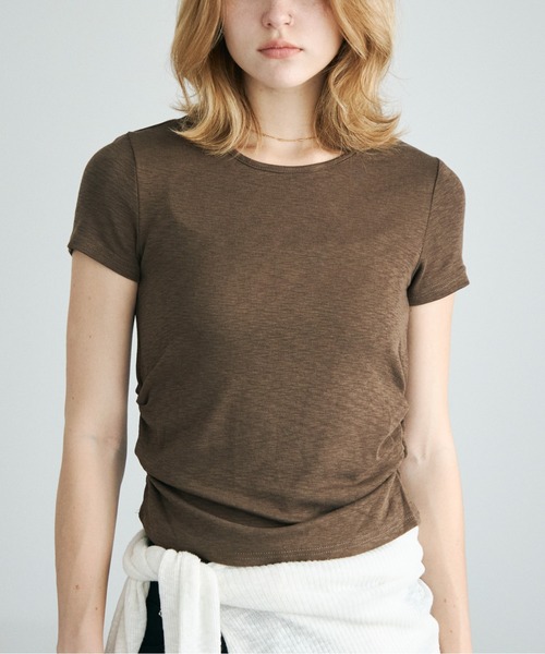 Aunue(オーヌ)の「サイドシャーリングバックシャンカットソー(Tシャツ/カットソー・レディース・アイボリー/ブラウン/ベージュ・FREE)」の17枚目の写真