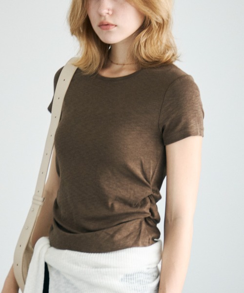 Aunue(オーヌ)の「サイドシャーリングバックシャンカットソー(Tシャツ/カットソー・レディース・アイボリー/ブラウン/ベージュ・FREE)」の10枚目の写真
