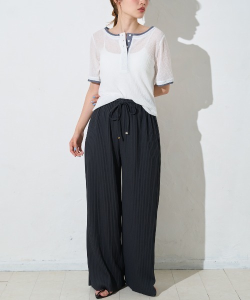 TRIANGLE PALETTE(トライアングルパレット)の「配色ヘンリーネック シアーリブ半袖Tシャツ/レイヤード風(Tシャツ/カットソー・レディース・ブルー/ブラウン/ホワイト/ブラック・FREE)」の6枚目の写真