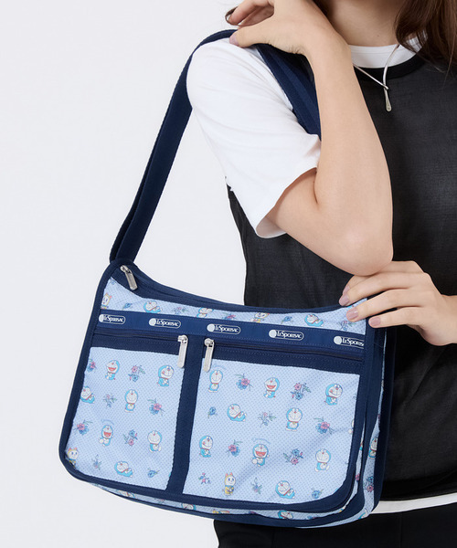 LeSportsac(レスポートサック)の「【DORAEMON】DELUXE EVERYDAY BAG(ショルダーバッグ・レディース・ブルー・FREE)」の2枚目の写真