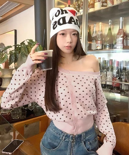 AVYL（アヴィル）の「ドット柄ワンショルダーニットカーディガン（ニット/セーター・レディース・ピンク・M）」の14枚目の写真