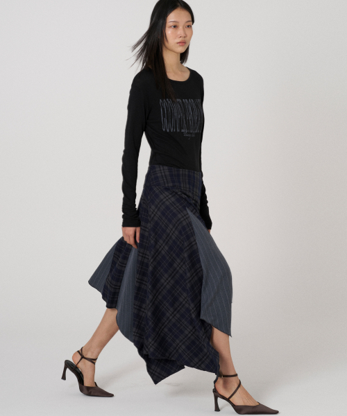 THIRSTYCLUB(サースティークラブ)の「ミックスチェック アンバランススカート - ネイビー(スカート・レディース・その他・MEDIUM/LARGE)」の2枚目の写真