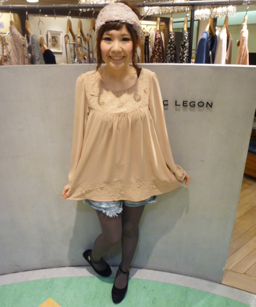 MAJESTIC LEGON(マジェスティックレゴン)の「3D刺繍チュニック(シャツ/ブラウス・レディース・アイボリー/ブルー/ピンク・FREE)」の1枚目の写真