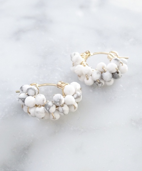 tone（トーン）の「【marinaJEWELRY】14kgf/Howlite pav&eacute pierced earring（ピアス（両耳用）・レディース・ホワイト・S）」の2枚目の写真
